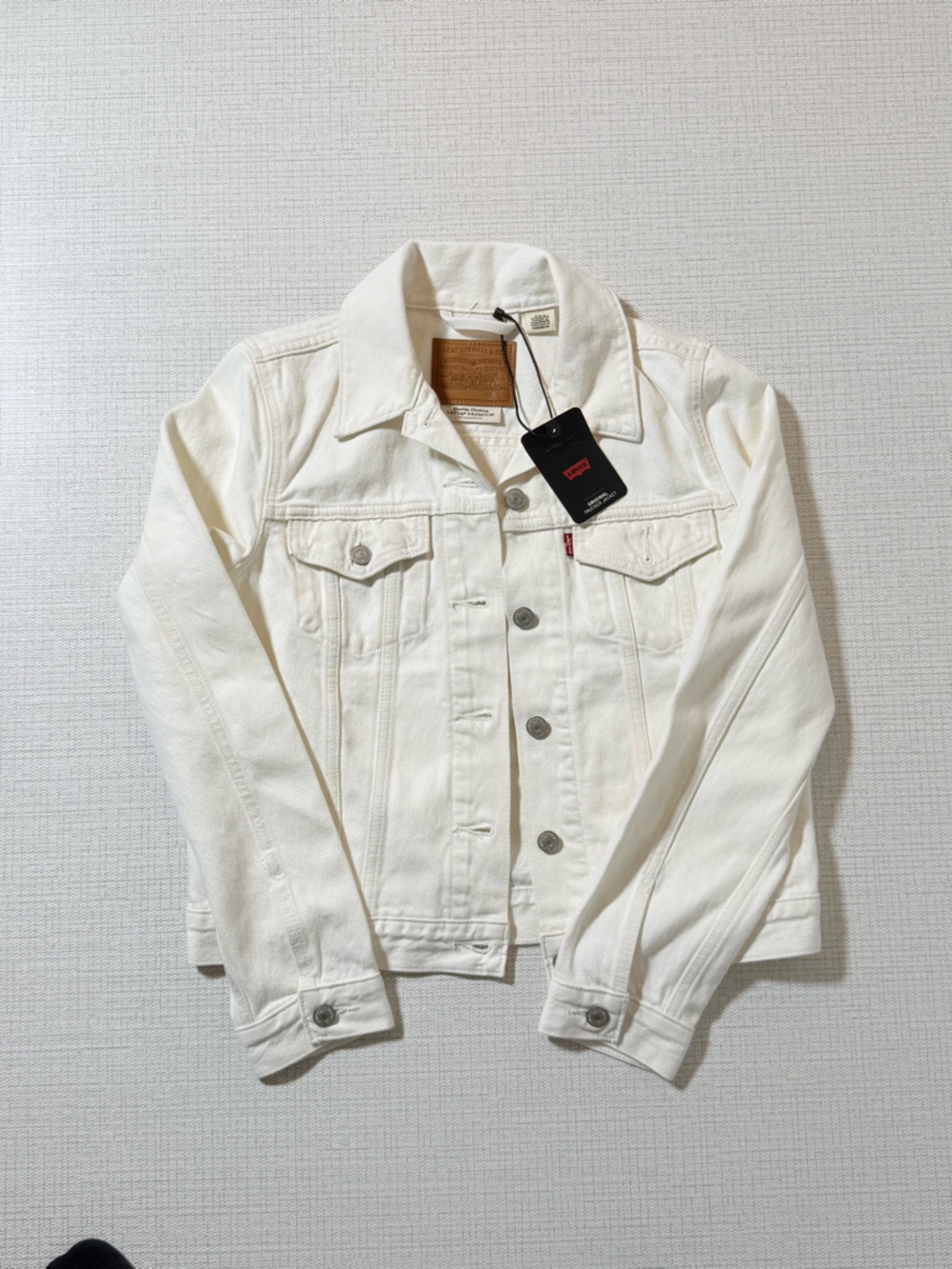 Levi's Women's Cream Denim Trucker Jacket - Picture 2 of 10